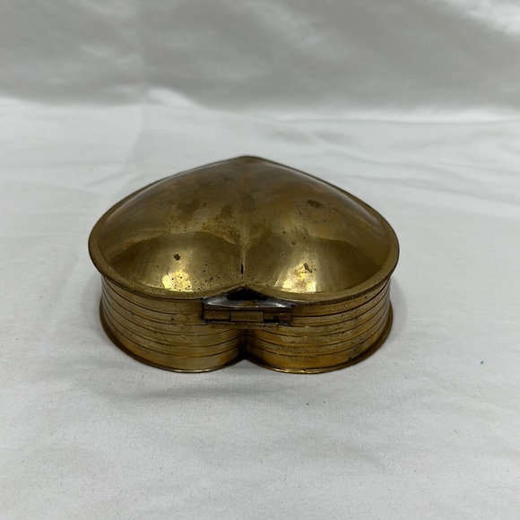 Vintage heart shaped brass jewelry box - Picture 2 of 5